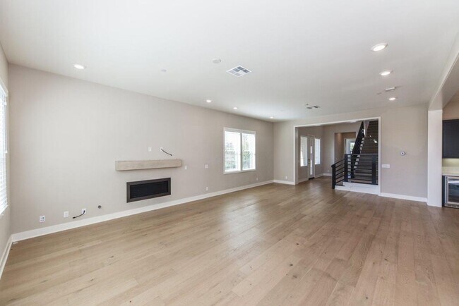 Building Photo - 4bd/4.5ba Single Family House w/ VIEW Gate...