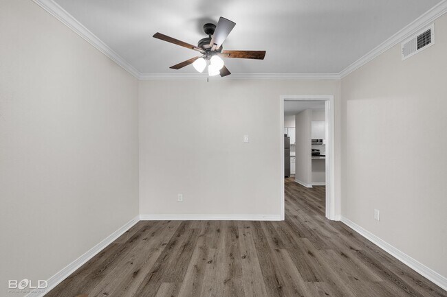 Building Photo - 3 bed 2 bath Town House