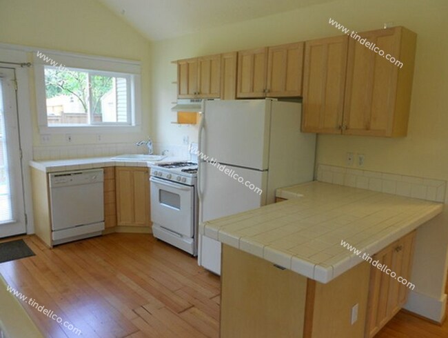 Building Photo - 3 Bedroom Milwaukie Bungalow On Large Corn...