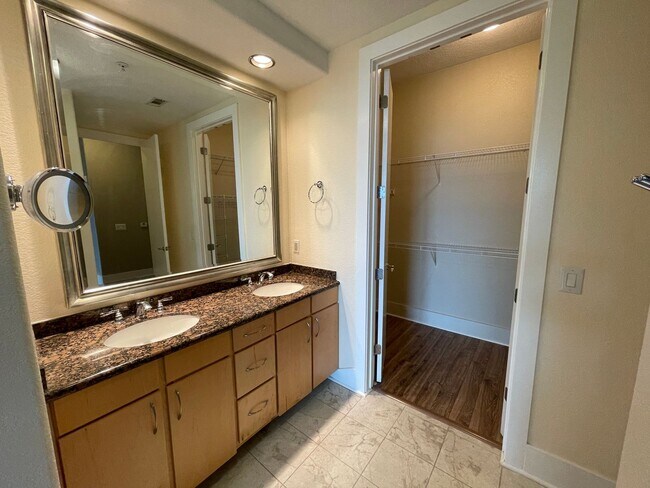 Building Photo - Spectacular 1-Bed/1-Bath w/ Office and STO...