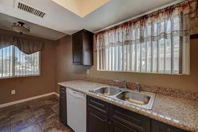 Building Photo - 3301 W Loma Ln