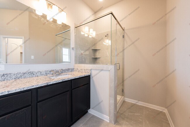 Building Photo - 720 Fallbrook Dr