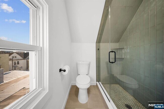 Building Photo - 319 William St