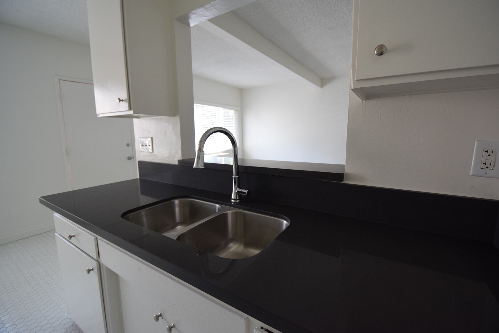 Building Photo - 2429 Cheremoya Ave