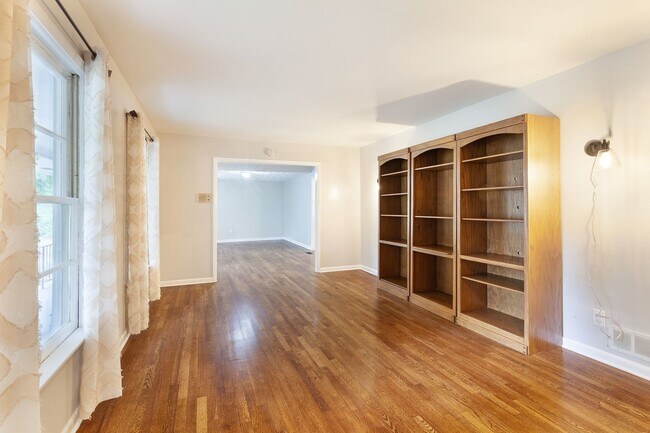 Building Photo - Very Spacious 4/3 w/ Finished Basement in Great Smyrna Location!