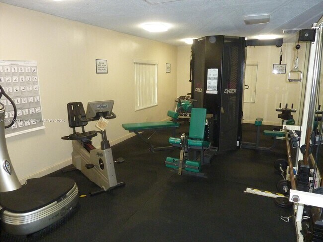 Building Photo - 180 Cypress Club Dr