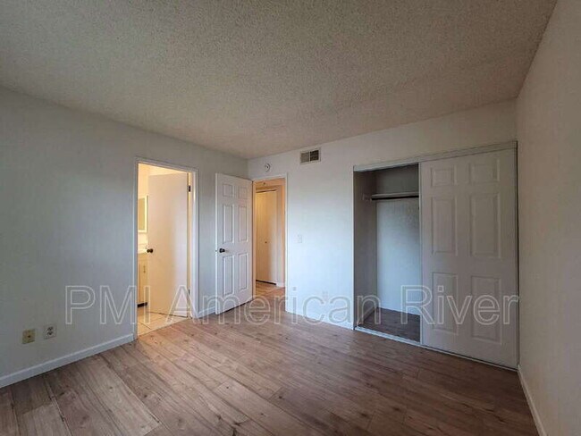 Building Photo - 102 Luna Grande Cir