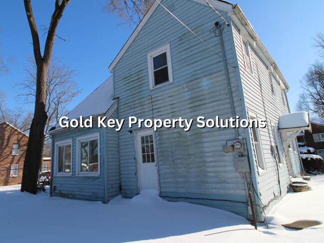 Building Photo - Spacious 3 BR 1 BA House with Dining Room and Basement (NO SECTION 8)