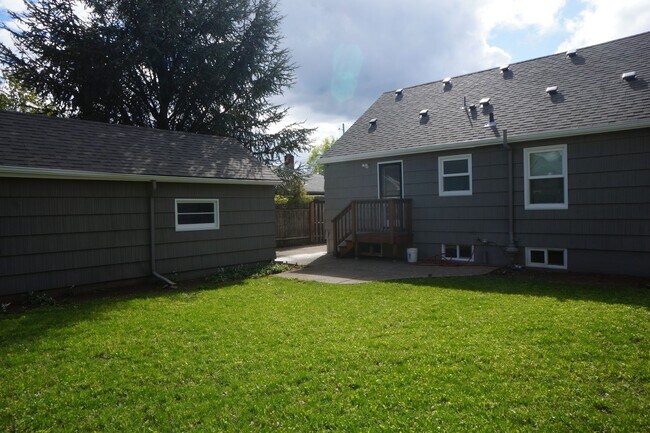 Building Photo - SE Portland 3-bedroom remodeled Bungalow