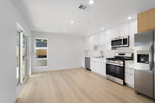 Primary Photo - 10963 Calvert St