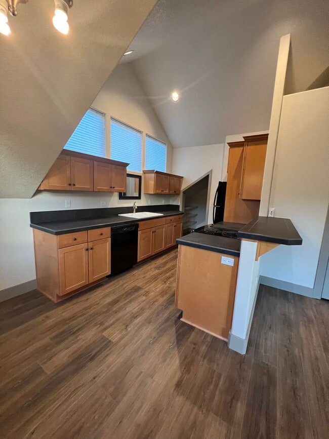 Building Photo - Studio on Awbrey Butte with Great Views