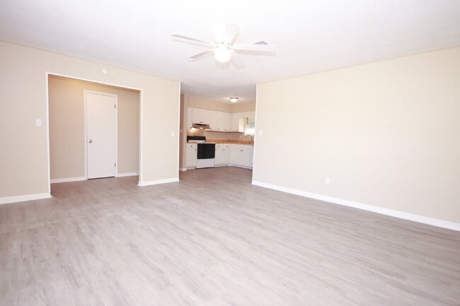 Building Photo - Updated 3BR/2BA Home with New Flooring & F...