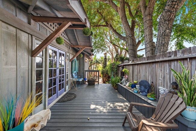 Building Photo - Ever dreamed of living under the sea?!
