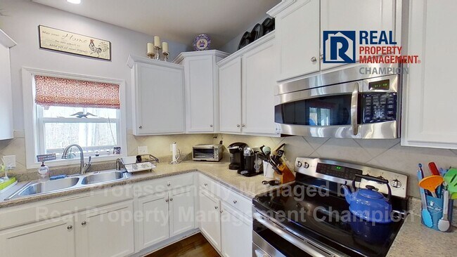 Building Photo - Spacious Executive Home on Friendly Cul-de...