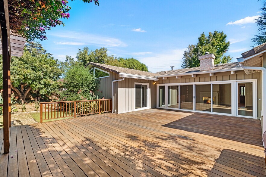Building Photo - 8757 Encino Ave