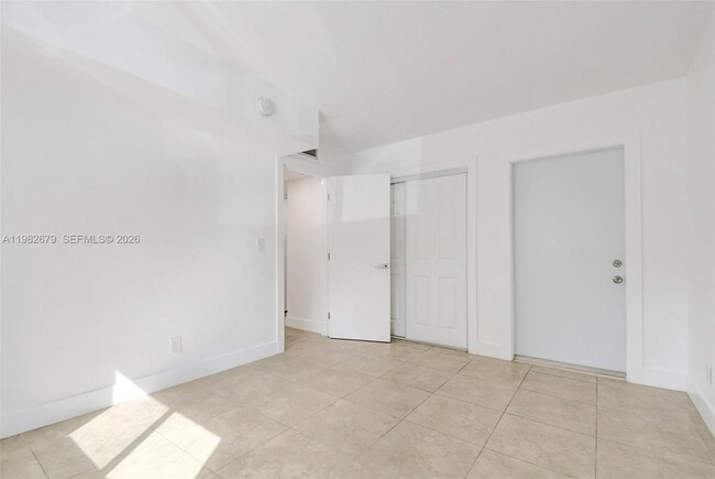 Building Photo - 407 SE 9th Ct