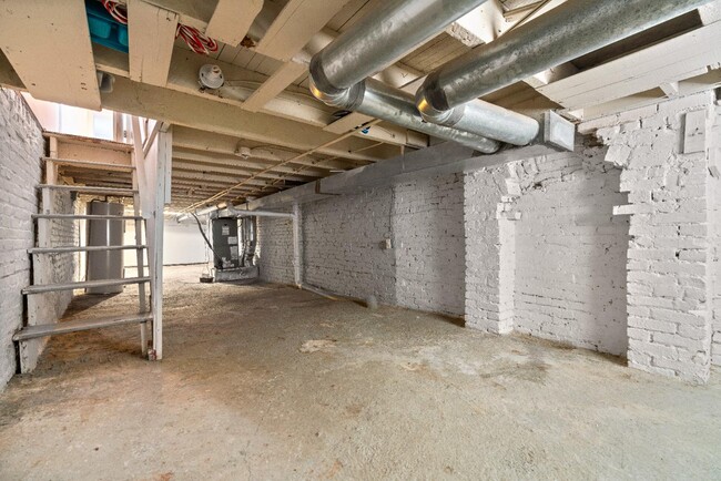 Building Photo - 200 N Glover St