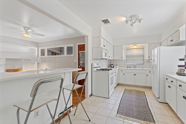 Building Photo - CONTEMPORARY HOME IN ALAMO HEIGHTS