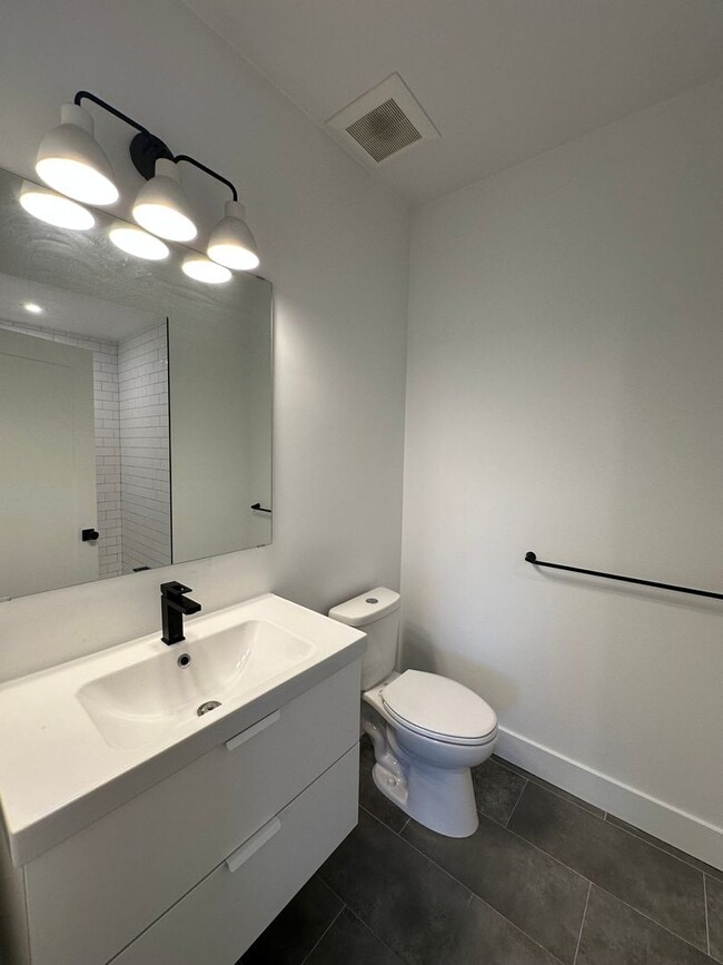 Building Photo - Recently Constructed, Modern 3 Bed / 3 Bath Bi Level Apartment Near Temple — Private Rooftop + Ba...