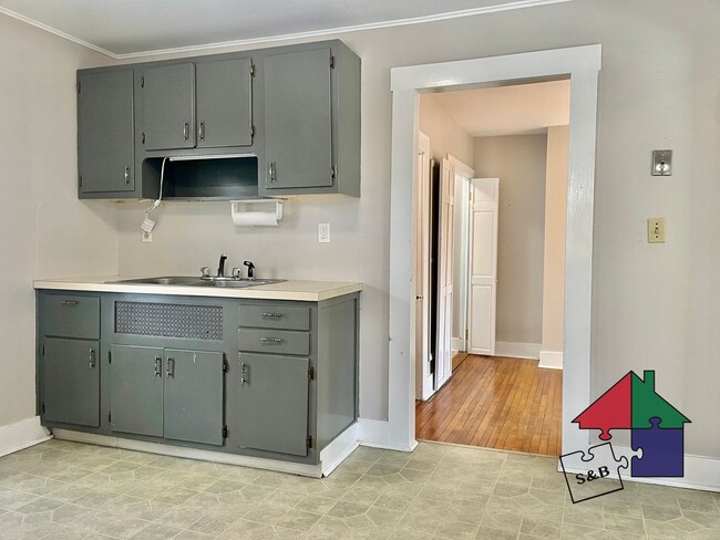 Building Photo - 32 Hall St