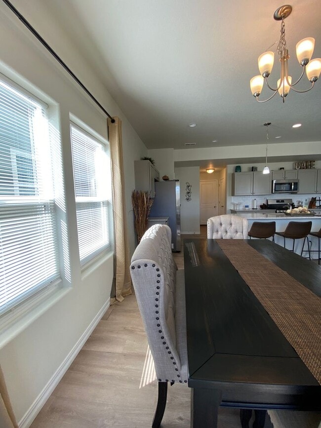 Building Photo - Stunning 3 Bedroom in NE Springs!