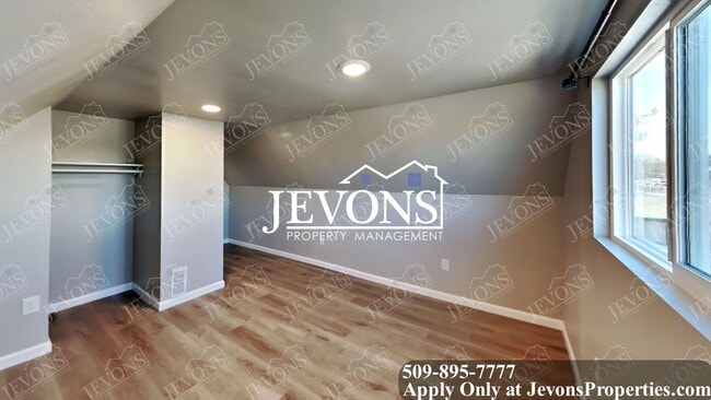 Building Photo - Explore this attractive property in Yakima with 3 bedrooms and 1 bathroom