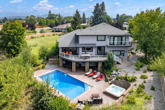 Building Photo - Stunning Home and Three Bay Shop Along Spo...