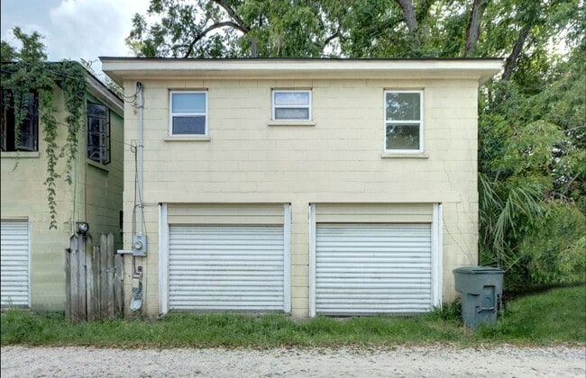 Building Photo - Carriage House apartment, near downtown, w...