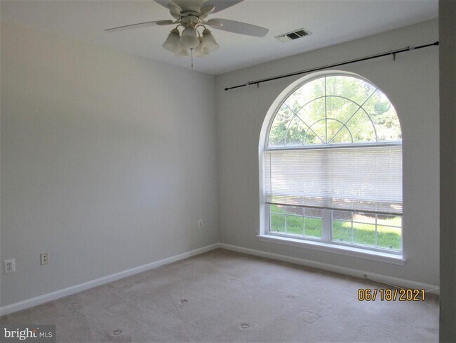 Building Photo - Gorgeous condo in a great location!