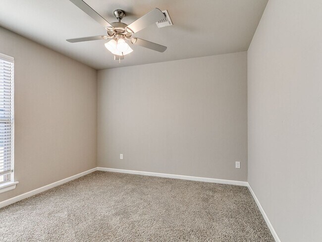 Building Photo - 3 bedroom, 2 bathroom, 2 car garage