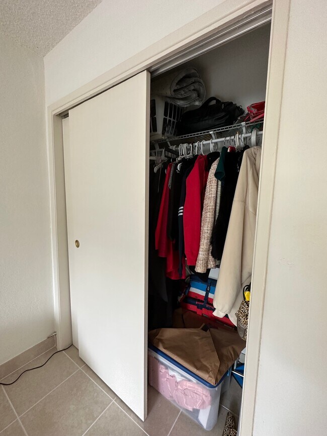 closet - 1810 E Oakland Park Blvd