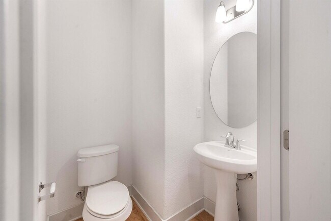 Building Photo - 1408 Casa Dr