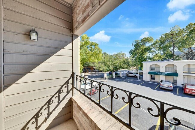 Building Photo - 2216 San Gabriel St