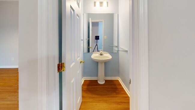 Building Photo - Updated Three Bedroom Home W/Full Sized Kitchen, Parking, Back Deck, & 2,640 Square Feet!