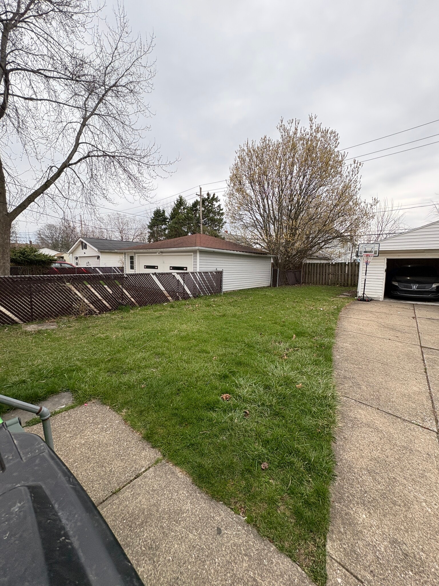 Building Photo - 10012 Robinson Ave