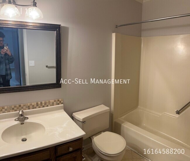 Building Photo - 6450 Bella Vista Dr NE