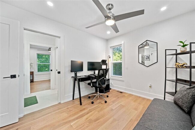 Building Photo - 320 Kelso Dr SW