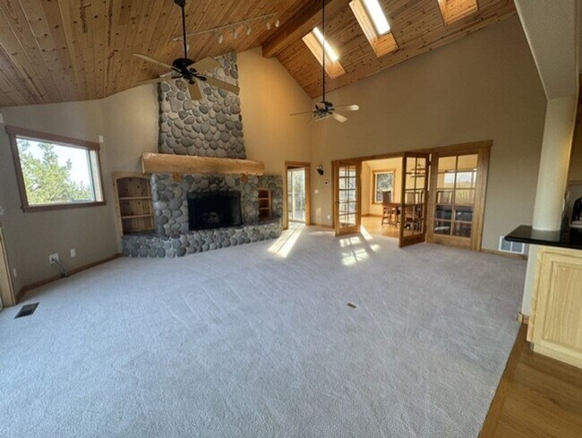 Building Photo - West Side location with amazing mountain views