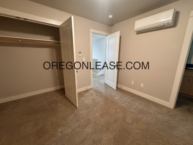 Building Photo - 2 bedroom 2.5 bath townhouse in Cal Young Area