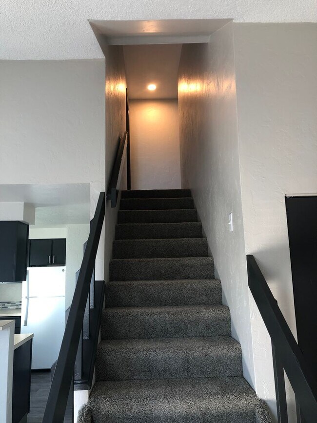 Building Photo - Updated 2 bedroom 1.5 bathroom duplex!