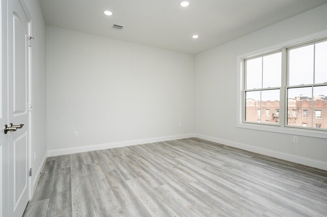 Building Photo - 144 Bergen Ave