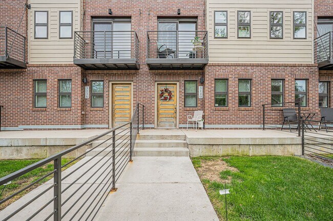 Building Photo - For Rent!  Corner Unit | Modern Townhome |...