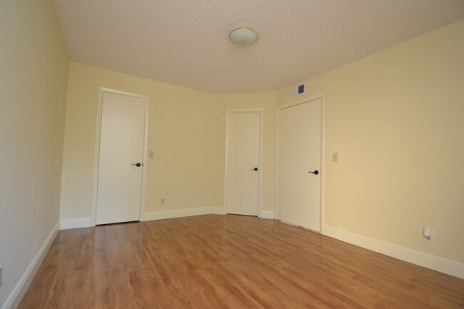 Building Photo - Lovely 1/1 Corner Unit in GATED ~ LAKEFRON...