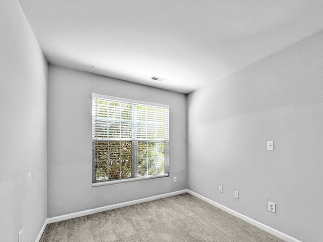 Building Photo - Stunning 4-bedroom, 2.5-bathroom home loca...