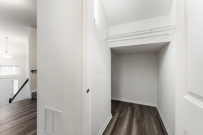 Building Photo - 1985 Kingsley Cir