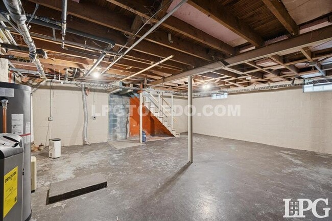 Building Photo - 606 W Poinsetta Ave