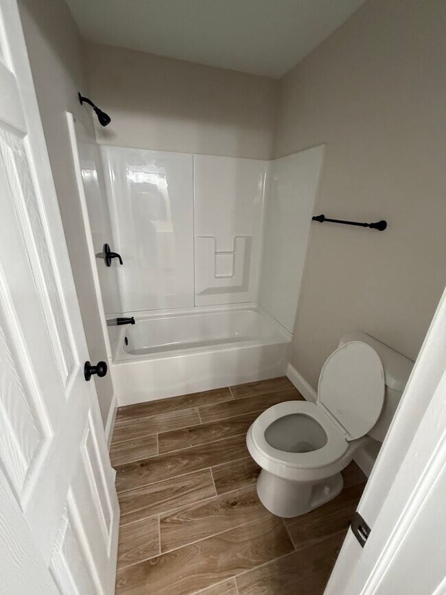 Building Photo - 3 Bedroom Townhouse