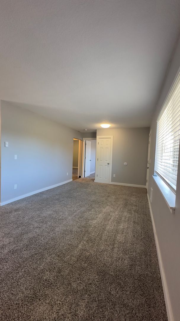 Building Photo - Updated 2 Bedroom Duplex in Hood River Heights