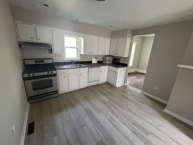 Building Photo - Section 8 Accepted! 3br/1.5ba with 2 Car G...