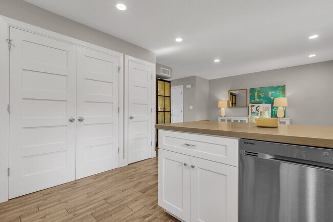 Building Photo - 6165 N Granite Reef Rd